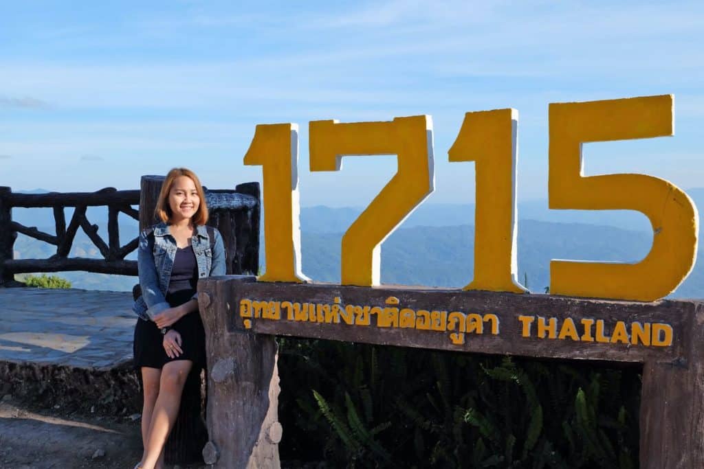 Judy am 1715 Aussichtspunkt im Doi Phu Kha Nationalpark in Thailand mit einem weiten Blick auf die Landschaft.