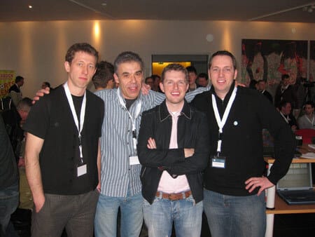 Frank Bültge, Michael Preuss, Matt Mullenweg, Alex Frison posieren zusammen auf einer WordPress-Veranstaltung